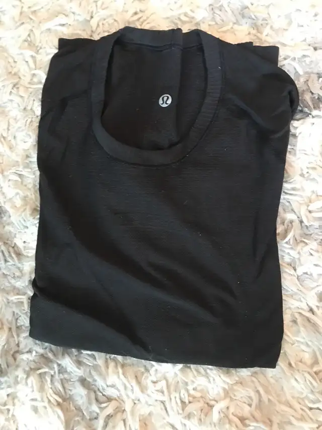 Lulu lemon long sleeves set  in Women's - Tops & Outerwear in City of Toronto - Image 2