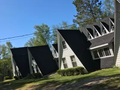 CHALET A LOUER DANS LES LAURENTIDES DIRECTEMENT AU BORD DU GRAND LAC NOMININGUE SITE UNIQUE!!!! 275...