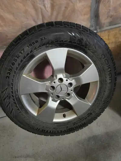 4 pneus d'hivers sur mags originaux de mercedes (Bolt Pattern: 5x112mm) Bonne condition