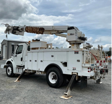 Digger Derrick /2010 Freightliner Altec DM47-BR. available. in Other in Belleville - Image 4
