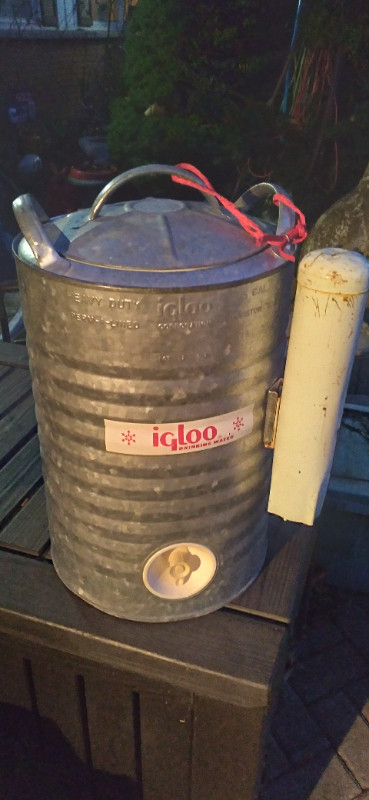 VINTAGE IGLOO GALVANIZED METAL 5 GALLON COOLER WATER DISPENSER in Arts & Collectibles in Sarnia