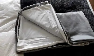 Housse de couette Queen S. en Coton Égyptien Réversible côté blanc / côté gris Fermeture éclair tout...