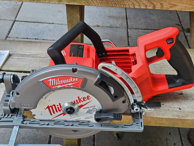 Brand new Milwaukee M18 FUEL 7-1/4" Rear-Handle Circular saw in Power Tools in Ottawa - Image 2
