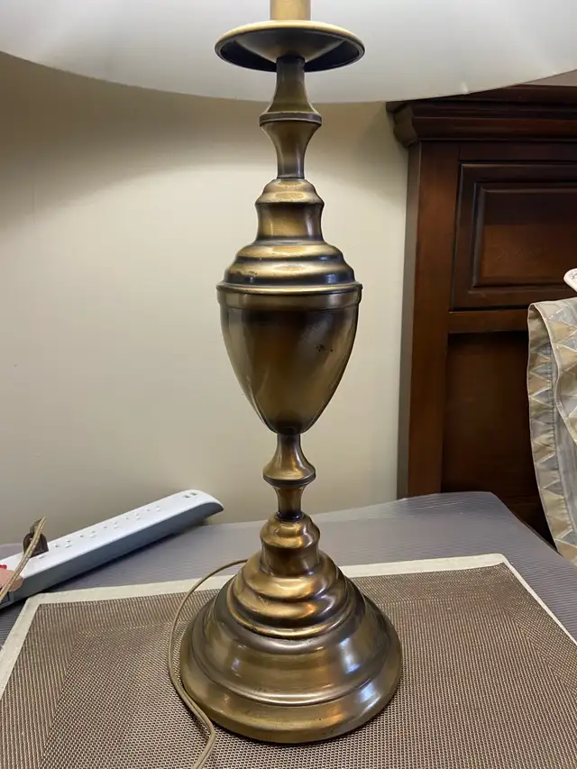 Vintage Brass Table Lamp w/Bell Shape Lampshade in Indoor Lighting & Fans in City of Montréal - Image 3