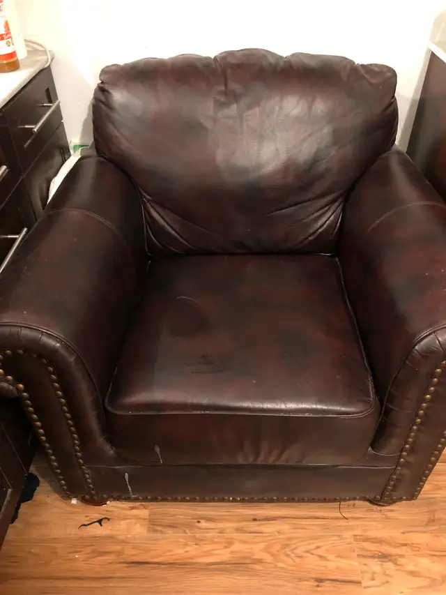 Beautiful Oxblood  Leather 3-piece set, sofa, loveseat and chair in Couches & Futons in Kingston - Image 4