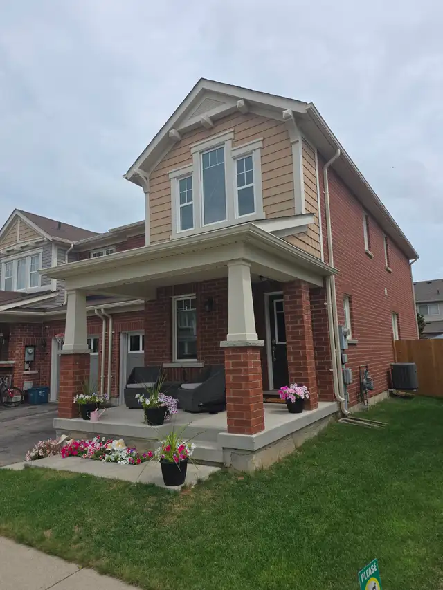 1800 SQFT 3 Bedroom End Unit Townhouse - 2 Minutes from HWY 401