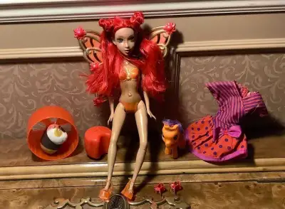 État : D’occasion - comme neuf / 20$ pour le lot. Tranche d’âges : 4 ans+ Personnages : Barbie Papil...