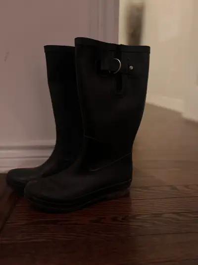 Good condition black rain boots for girls size 8 very comfortable barely worn