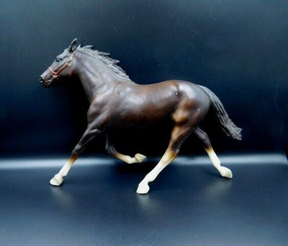 BREYER DARK BROWN TRADITIONAL RUNNING HORSE, 4 WHITE SOCKS in Hobbies & Crafts in Lethbridge - Image 2