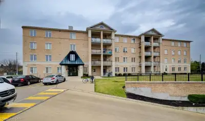 Available September |per bedroom | 1-Year Lease ✨ Spacious luxury condo in a prestigious, safe neigh...