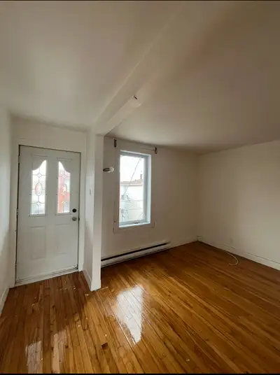 2726 Av. St-Jean, Shawinigan – 800$/mois Disponible dès maintenant – 4 ½ rénové au 3e étage Spacieux...