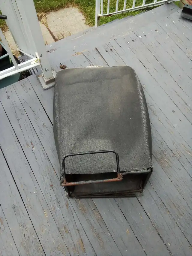 sac de tondeuse L 12 x h 8 po peut s installer sur autre support in Lawnmowers & Leaf Blowers in Laval / North Shore - Image 2