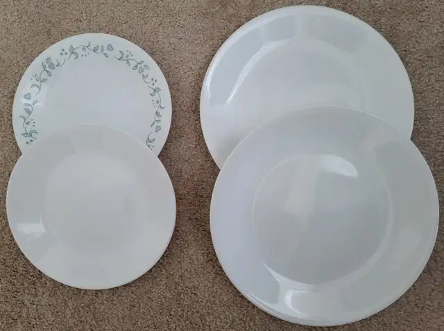 Corelle plates set in Kitchen & Dining Wares in City of Toronto - Image 2