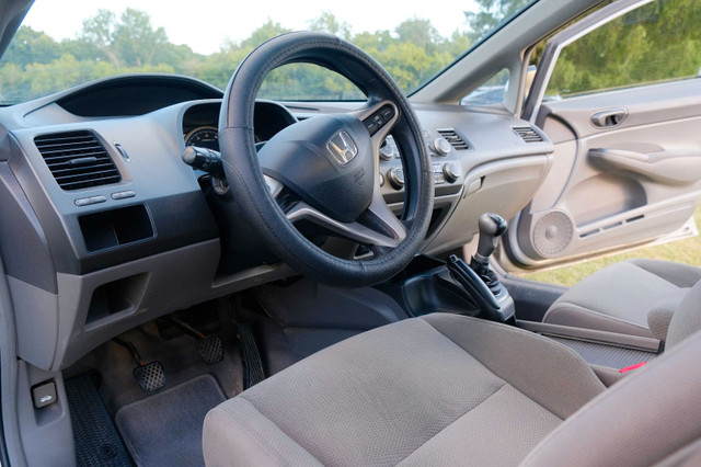 2010 HONDA CIVIC DXG - Canadian Edition EPS, Rust Control in Cars & Trucks in London - Image 3