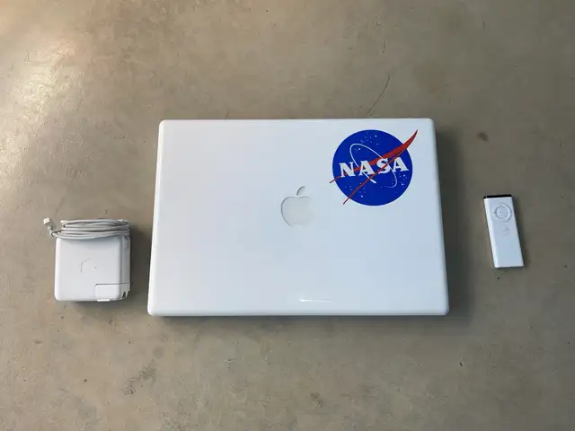 MacBook Intel Core 2 Duo in Laptops in Belleville - Image 2