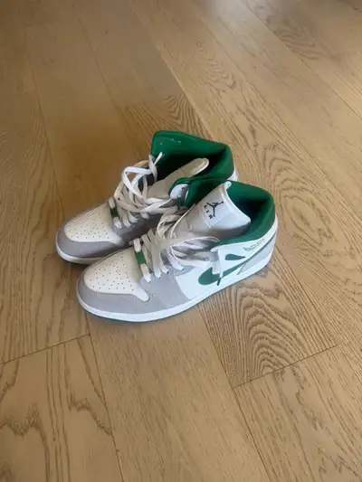Jordan 1 mid white pure platinum pine green size 10.5, View more