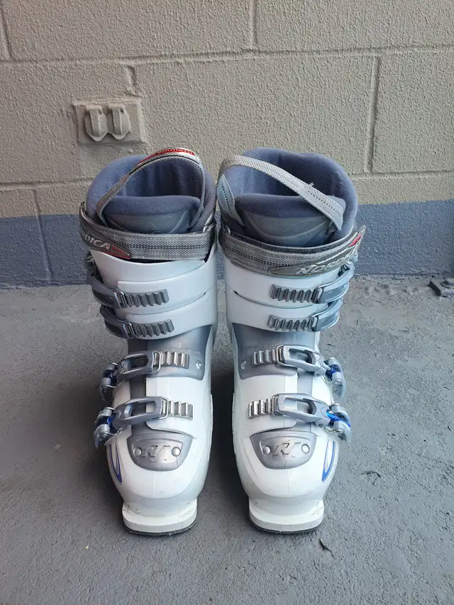 Nordica ski Boots black(27~27.5cm) white(24~24.5)Tecnica(21~21.5 in Ski in City of Montréal - Image 6