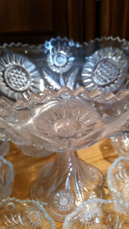 ANTIQUE PRESSED GLASS COMPOTE AND 12 BERRY BOWLS FROM 1908 in Arts & Collectibles in Regina - Image 2