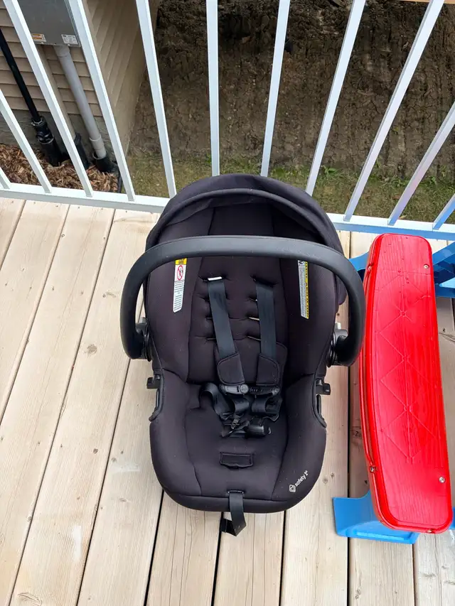 Safet 1st Car Seat Stroller Combo in Strollers, Carriers & Car Seats in Edmonton - Image 4