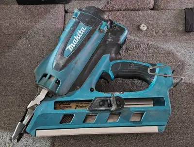 Makita GN900 2-3.5" framing nailer with DC10WB charger. Needs a new battery, aside from that, good t...