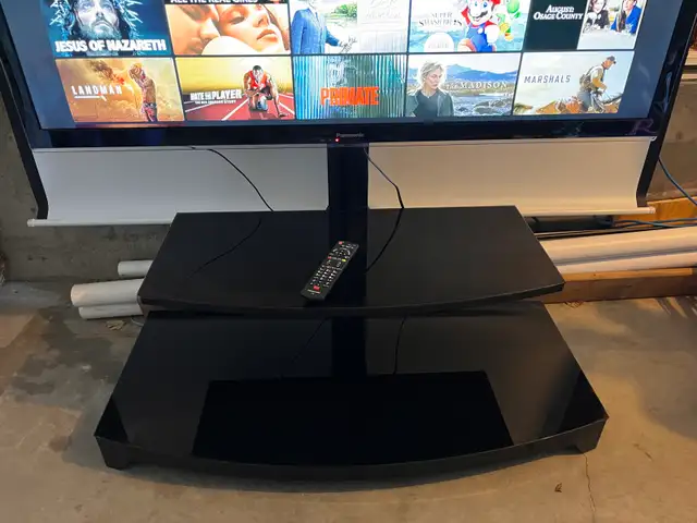 Panasonic  TV + TV stand with swivel mount in TVs in Gatineau - Image 4