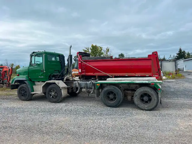 1992 Freightliner fl112 tandem tandem twin steer with dump box in Heavy Trucks in Kingston - Image 3
