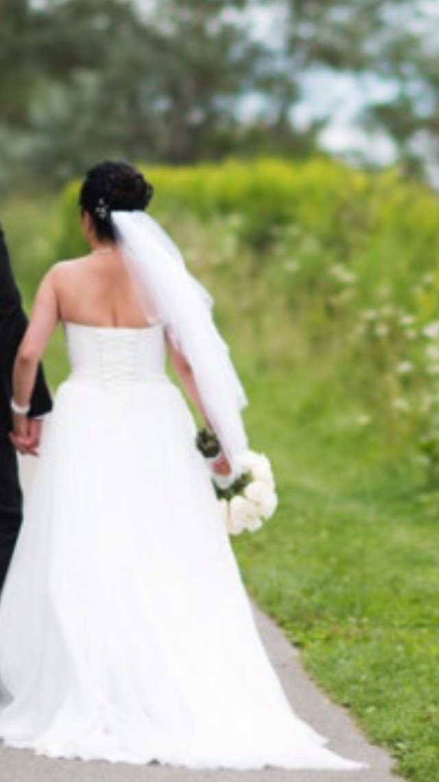 Wedding dress for sale in Wedding in Oshawa / Durham Region - Image 4