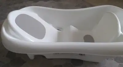 I have a baby/infant/toddler bath tub that is in very good condition and from a smoke/pet free home....