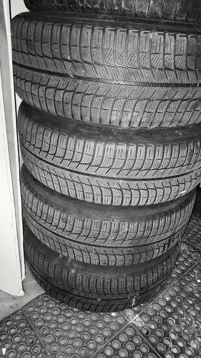 4 pneus hiver, Audi G4 ou G5 **Ces pneus appartiennent au cousin de mon père (il veut les vendre). C...