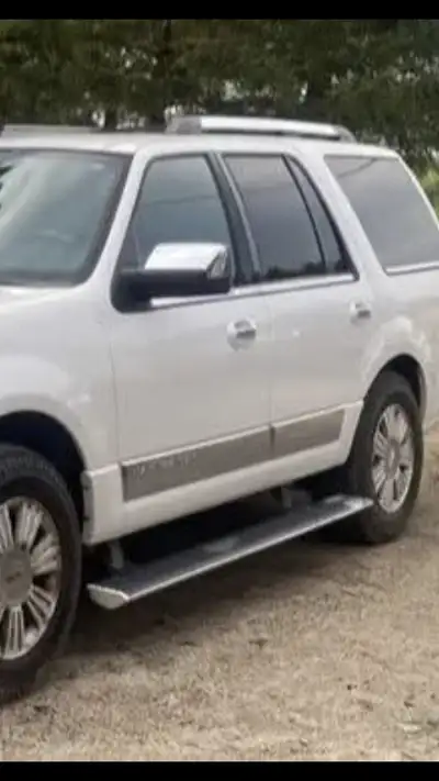 Selling a pair of power folding running boards for 2008-2016 Lincoln Navigator both in working order...