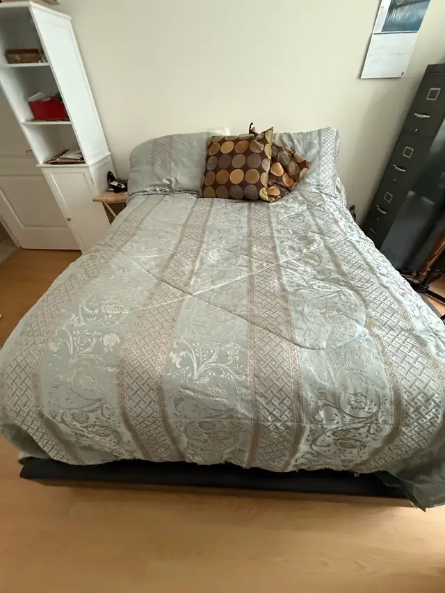 Lit double + 2 matelas/Double bed frame with both matresses in Beds & Mattresses in Longueuil / South Shore - Image 2