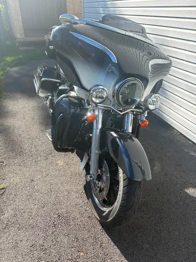 04 Ultra FLHTCUI. Custom paint, new inspection, and V&H exhaust. Tires might have 1000 kms on them,...