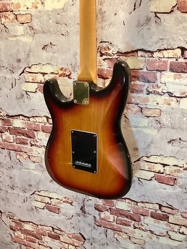 Fender Stevie Ray Vaughan Stratocaster - 1995 in Guitars in Oakville / Halton Region - Image 6