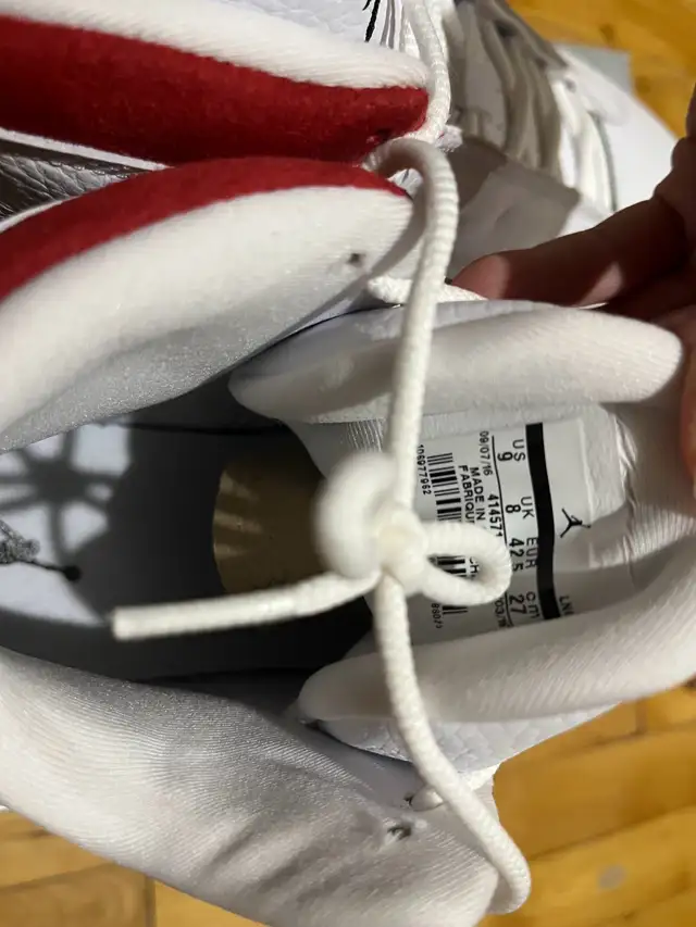 Jordan 13 Chicago 2017 Size 9 Deadstock in Men's Shoes in City of Montréal - Image 7