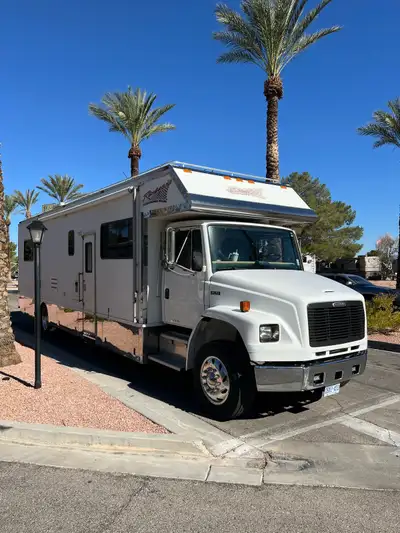 2000 Freightliner FL70 Renegade Toterhome. Super C RV. Pre Emission 3126 Cat, 6 spd Allison automati...