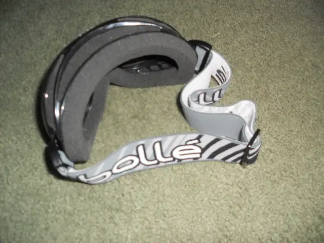 snowboard/ski googles youth or ladies Bolle in Snowboard in Kitchener / Waterloo - Image 3