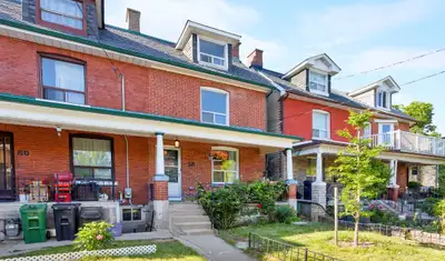 Stunning 1 bedroom Main Floor Apartment - Backyard!