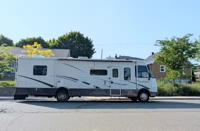 Découvrez la liberté de voyager avec ce Coachmen Mirada 2003 classe A ! Spacieux, confortable et en...