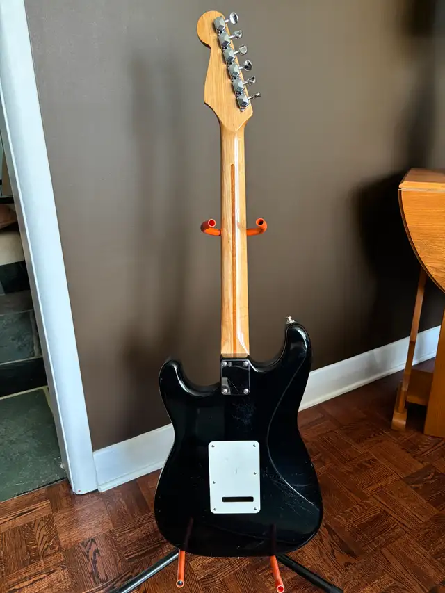 1994 Fender Stratocaster MIM with Hard Case in Guitars in Ottawa - Image 3