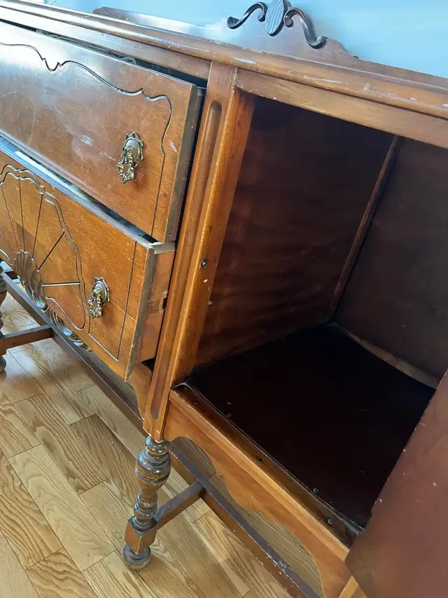 Antique Buffet/Hutch 2 pieces  in Hutches & Display Cabinets in Cornwall - Image 5