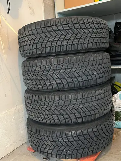 Set of 4 Michelin x -ice snow tires ( 225/65R17) on steel rims , tread measurement 9/32 nds of an in...