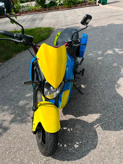 DayMak EM1 72V 20ah Runs great, battery holds great charge, will travel 25km-40km about an hour ride...