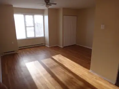 GREAT DOWNTOWN LOCATION - walk to Queens, KHSC