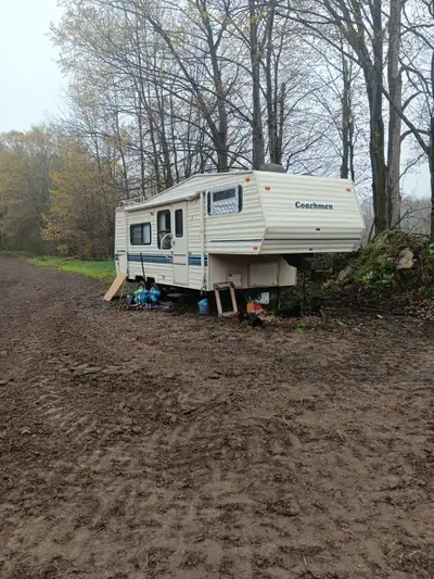 Older fifth wheel trailer and hitch no rails for the hitch. No water leaks , was inspected 2024 came...