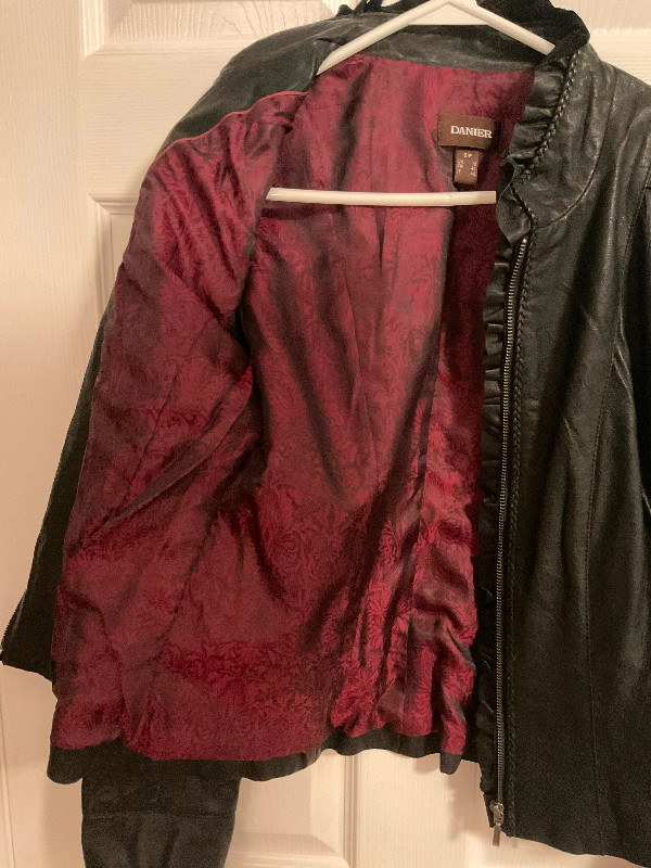 Danier black leather jacket (women’s small) in Women's - Tops & Outerwear in Oshawa / Durham Region - Image 4