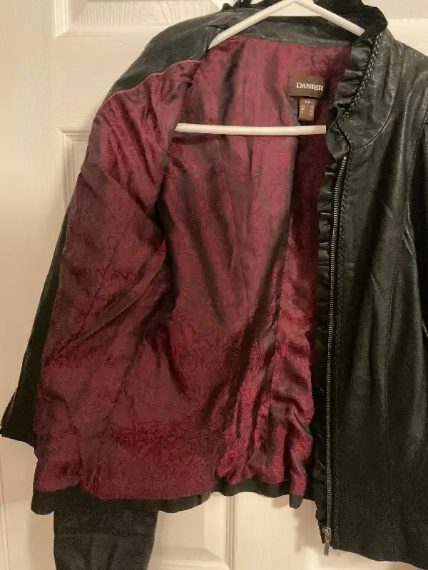 Danier black leather jacket (women’s small) in Women's - Tops & Outerwear in Oshawa / Durham Region - Image 5