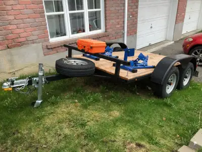 COMME NEUVE ! Remorque légère fabriquée sur mesure par professionnel pour transporter 2 motos. Suppo...