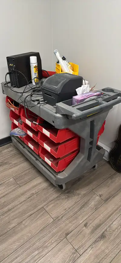 Chariot ‘Picker’ à Roulettes  44’’x24’’x35’’ Supporte 40, View more