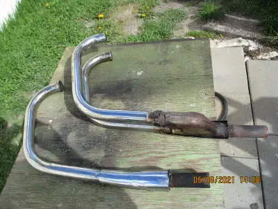 3 Into 2 Exhaust headers with hardware. Very good condition . 6 flanges , 1 seal , 1 Yamaha original...