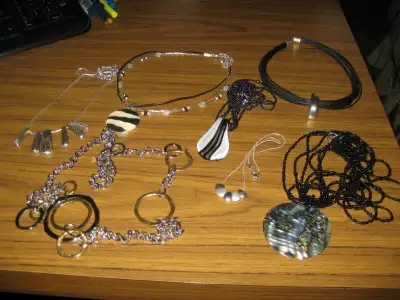 BIJOUX - ÉPINGLETTES - BRACELETS POUR FITBIT - PINS - COFFRES, View more